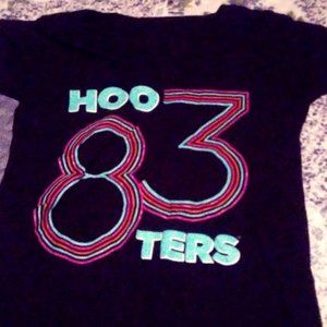 Hooters women’s tee